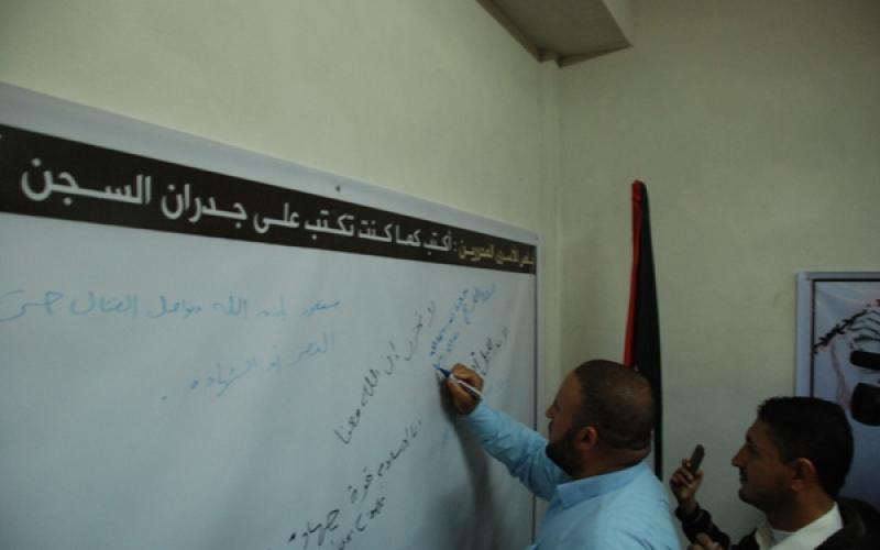 صور: افتتاح معرض فني تضامناً مع الأسرى وسط القطاع