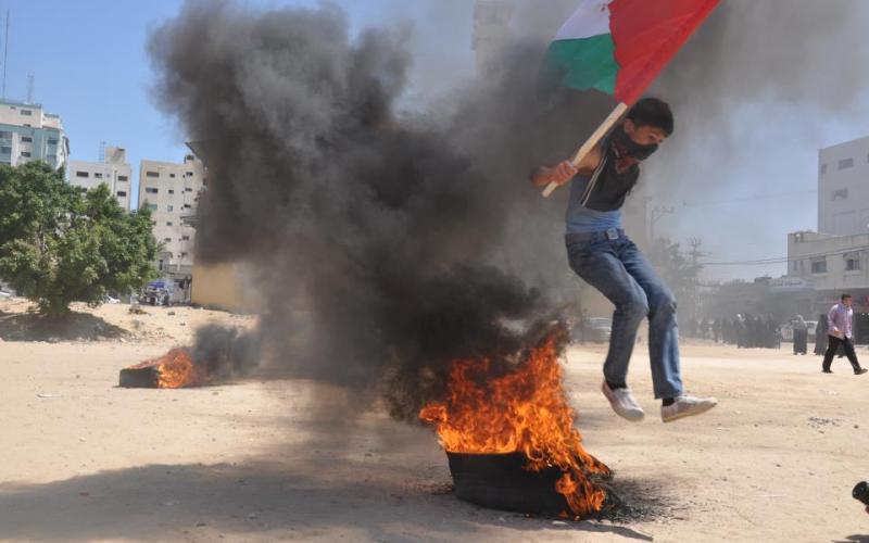 صور: عرض يحاكى الانتفاضة الشعبية بغزة