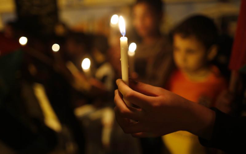 صور: مسيرة بالشموع تضامناً مع الأسرى بغزة