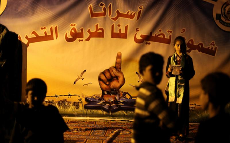 صور: مسيرة بالشموع تضامناً مع الأسرى بغزة