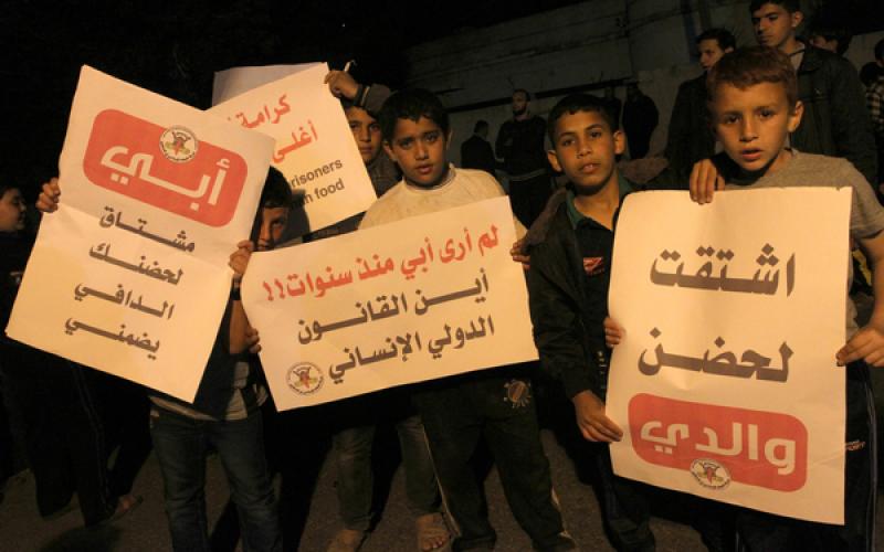 صور: مسيرة بالشموع تضامناً مع الأسرى بغزة