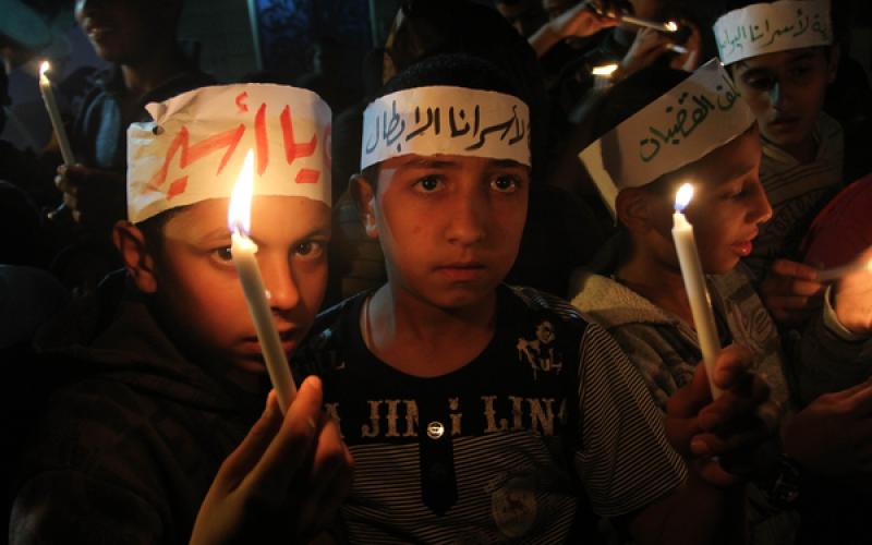 صور: مسيرة بالشموع تضامناً مع الأسرى بغزة