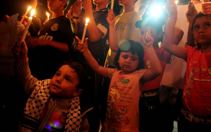صور: مسيرة بالشموع تضامناً مع الأسرى بغزة