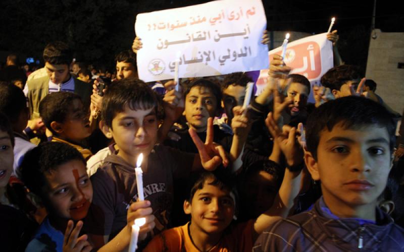 صور: مسيرة بالشموع تضامناً مع الأسرى بغزة