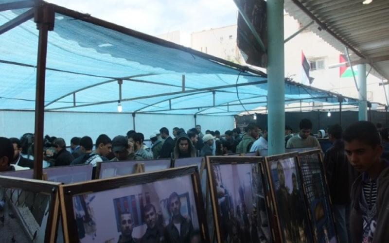 بالصور: حماس تفتتح معرض للأسرى بدير البلح