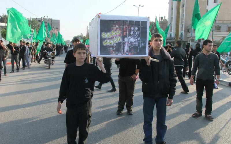 صور: حماس تنظم مسيراً للأسرى بخانيونس