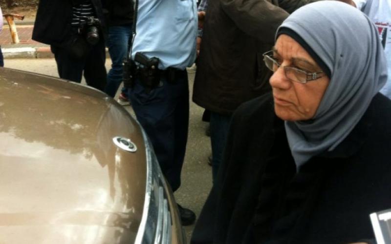 صور: الاحتلال يعتدي على والدة الأسير العيساوي