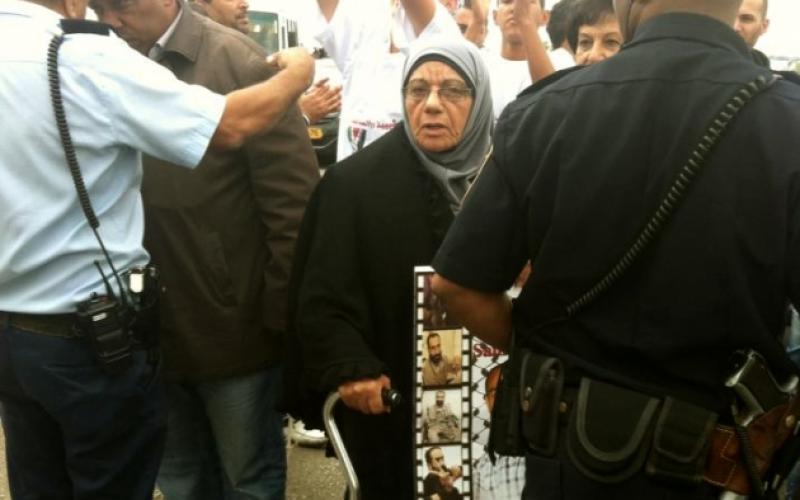 صور: الاحتلال يعتدي على والدة الأسير العيساوي