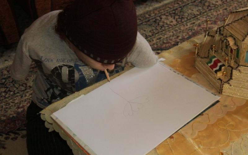 بالصور: "ثابت".. إرادة ترسم الإبداع
