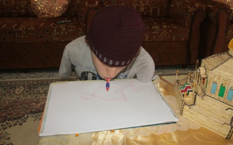 بالصور: "ثابت".. إرادة ترسم الإبداع