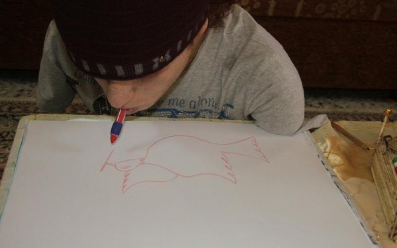 بالصور: "ثابت".. إرادة ترسم الإبداع