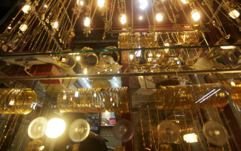 صور: الذهب يتلألأ بغزة بحثاً عن مشترين