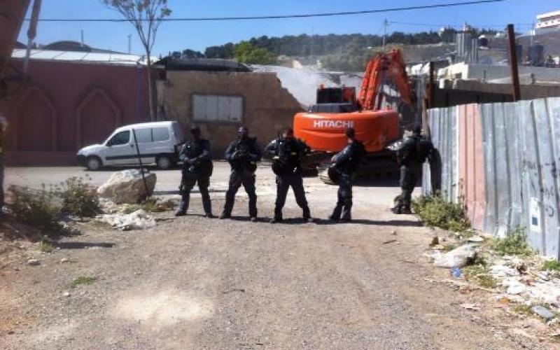 بالصور:  الاحتلال يهدم منزلاً في القدس