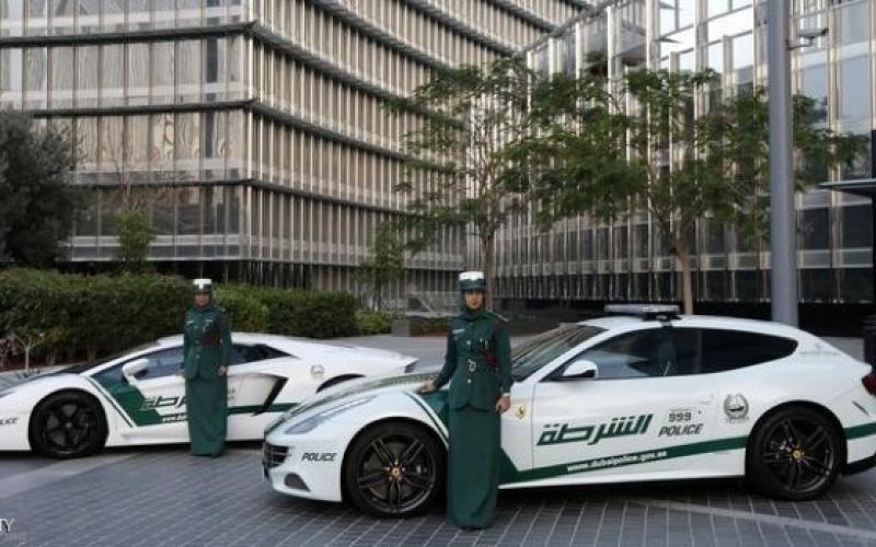 صور: شرطيات دبي على سيارة فيراري 4