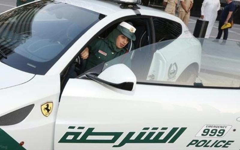 صور: شرطيات دبي على سيارة فيراري 4
