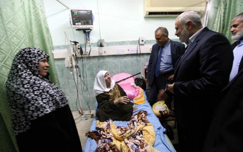 صور: هنية يزور مرضى مستشفى الشفاء