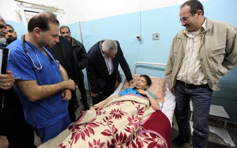 صور: هنية يزور مرضى مستشفى الشفاء