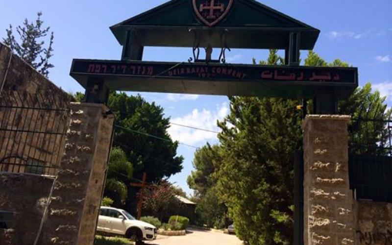 صور: مستوطنون يعتدون على دير رفات بالقدس