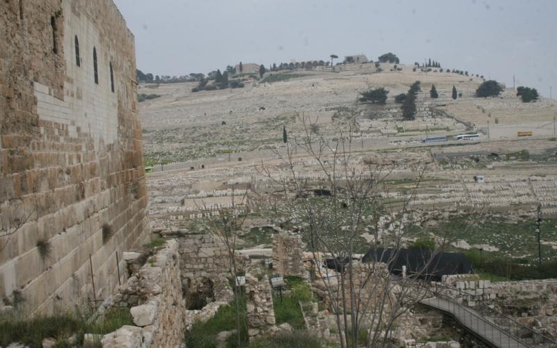 بالصور: الاحتلال يسرق ويزوّر آثار القدس