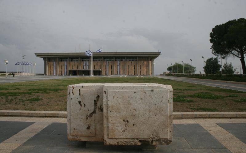بالصور: الاحتلال يسرق ويزوّر آثار القدس
