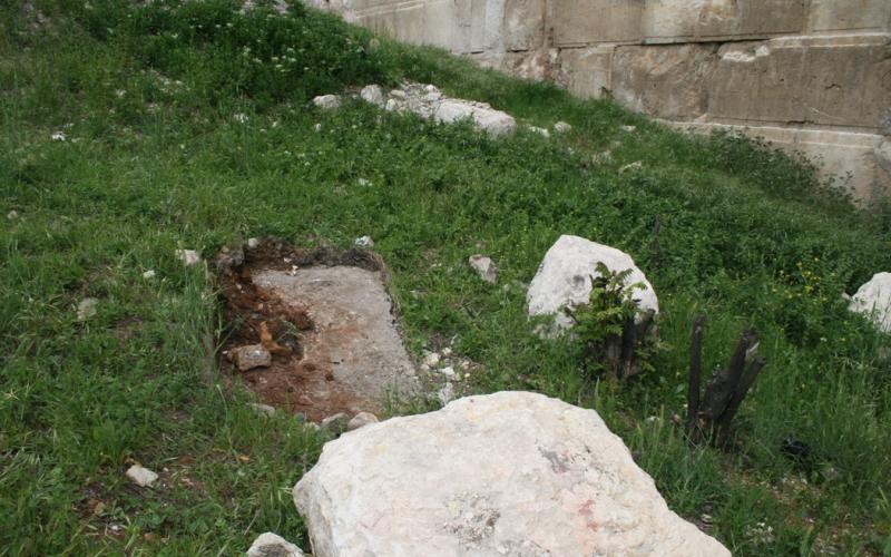 بالصور: الاحتلال يسرق ويزوّر آثار القدس