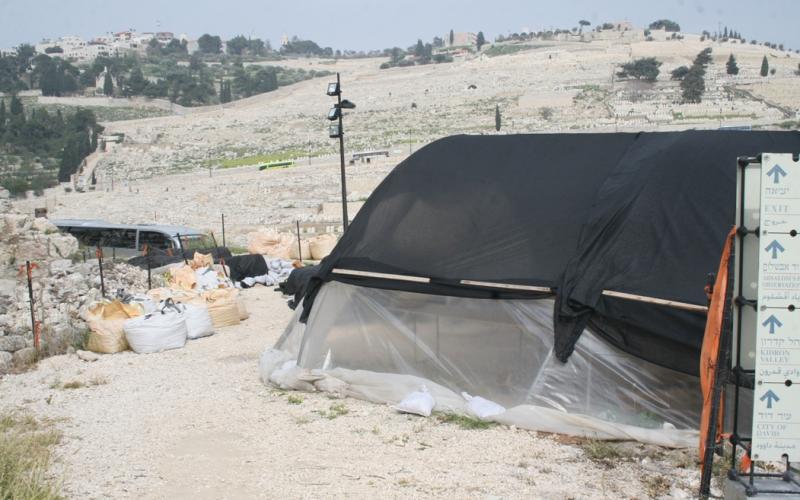 بالصور: الاحتلال يسرق ويزوّر آثار القدس