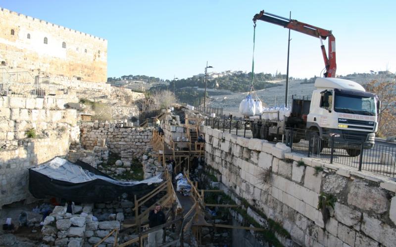 بالصور: الاحتلال يسرق ويزوّر آثار القدس