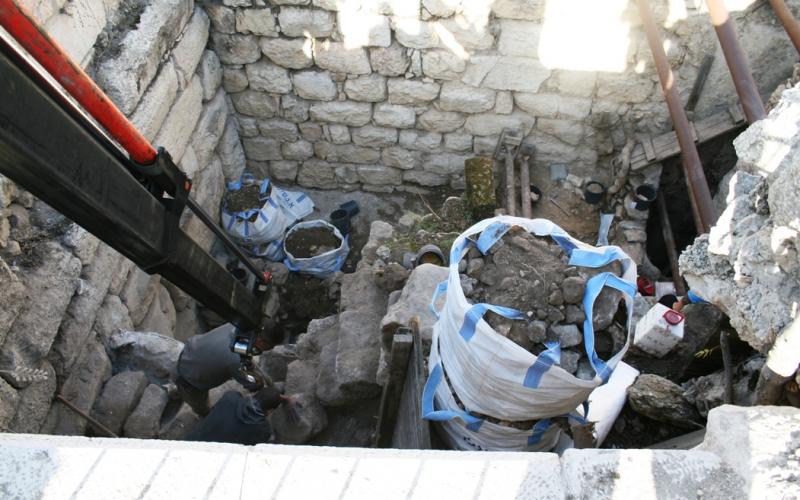 بالصور: الاحتلال يسرق ويزوّر آثار القدس
