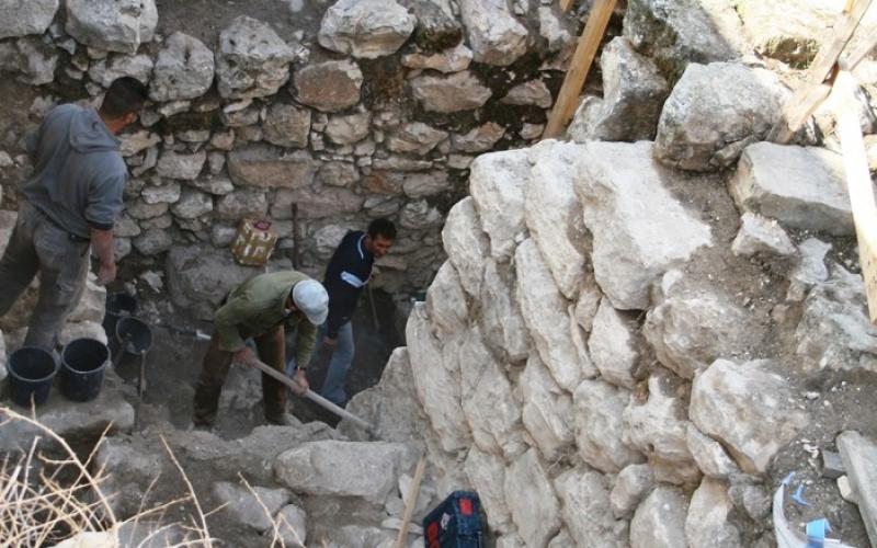 بالصور: الاحتلال يسرق ويزوّر آثار القدس