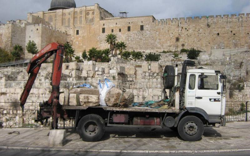 بالصور: الاحتلال يسرق ويزوّر آثار القدس