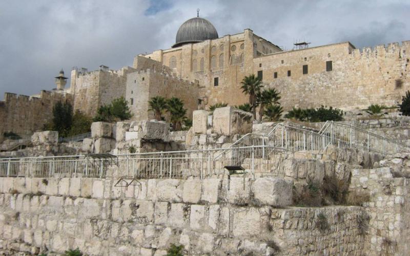 بالصور: الاحتلال يسرق ويزوّر آثار القدس