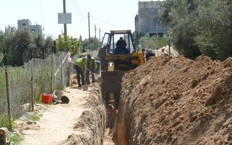 بالصور: تنفيذ شبكة الصرف الصحي بدير البلح