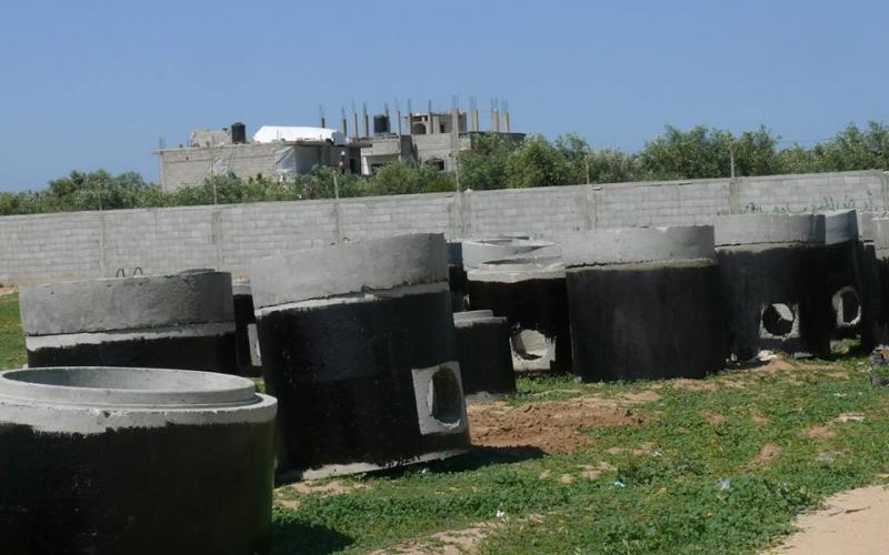 بالصور: تنفيذ شبكة الصرف الصحي بدير البلح
