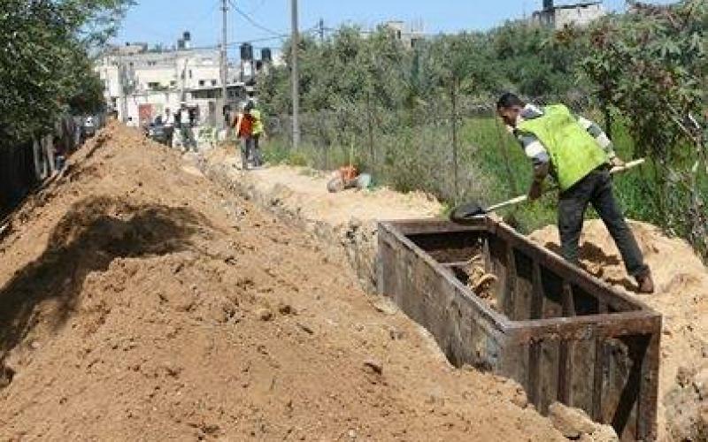 بالصور: تنفيذ شبكة الصرف الصحي بدير البلح
