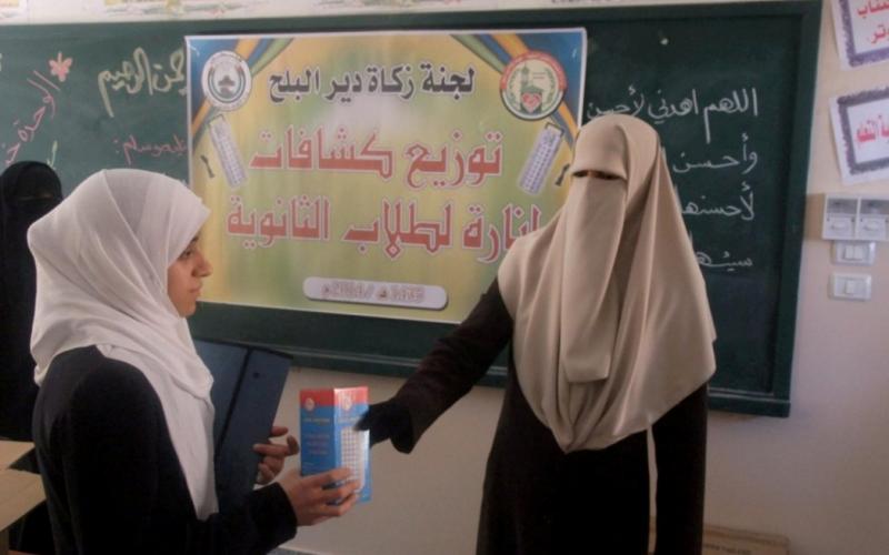 بالصور: توزيع كشافات إنارة لطلاب التوجيهي