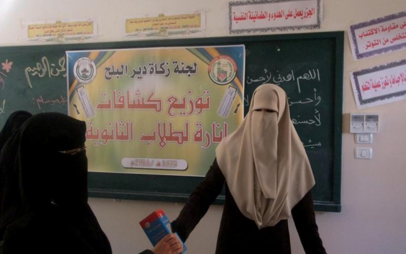 بالصور: توزيع كشافات إنارة لطلاب التوجيهي