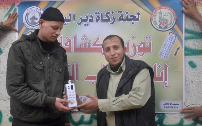 بالصور: توزيع كشافات إنارة لطلاب التوجيهي