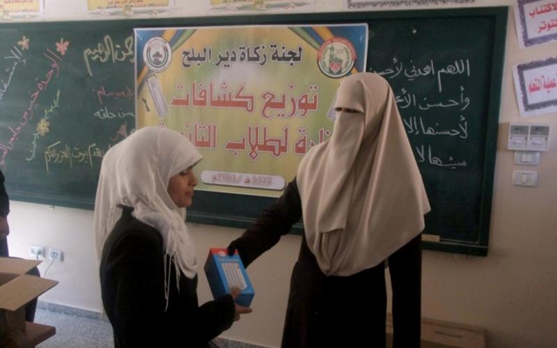 بالصور: توزيع كشافات إنارة لطلاب التوجيهي