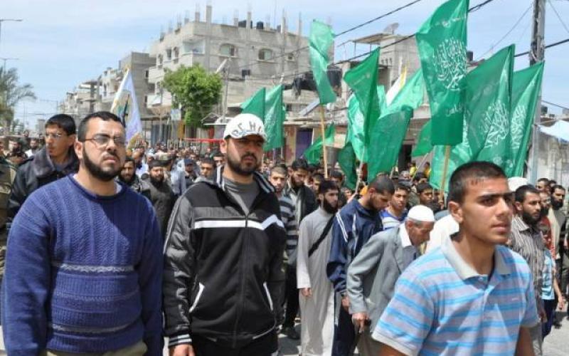 بالصور: رفح تصلي الغائب على الشهيد نصار