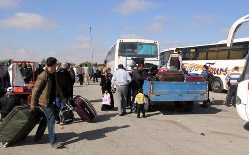 صور: معاناة السفر على معبر رفح