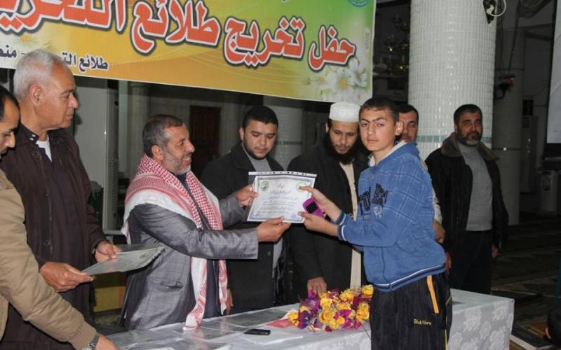 بالصور: تكريم طلاب مخيمات الطلائع بدير البلح