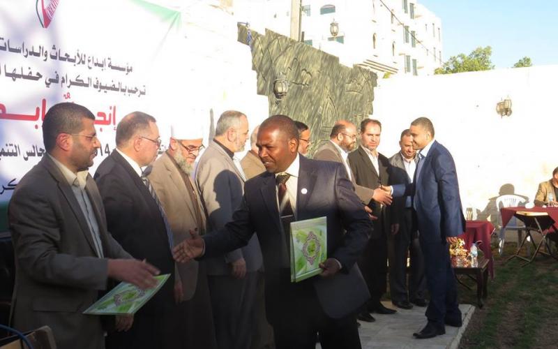 بالصور: "معهد التنمية" بالوسطى يفوز بجائرة الأفضل