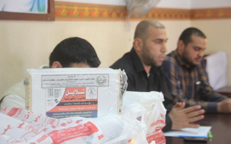 بالصور: توزيع وحدات إنارة لطلاب التوجيهي برفح