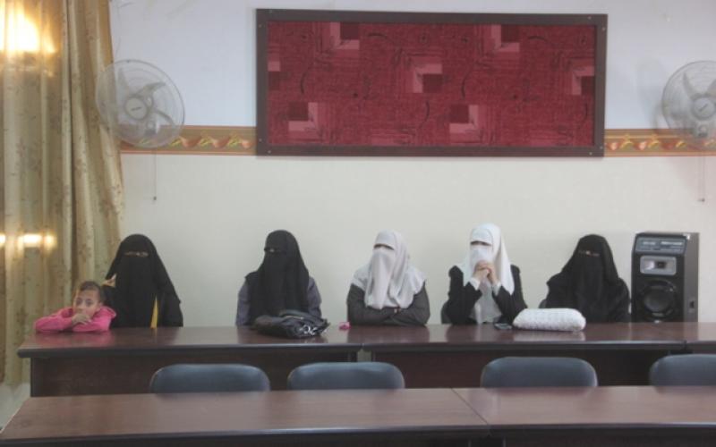 بالصور: توزيع وحدات إنارة لطلاب التوجيهي برفح