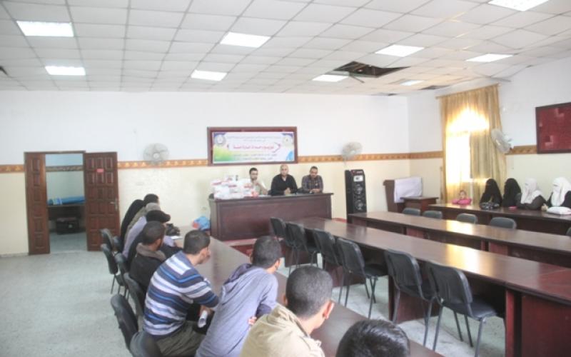 بالصور: توزيع وحدات إنارة لطلاب التوجيهي برفح