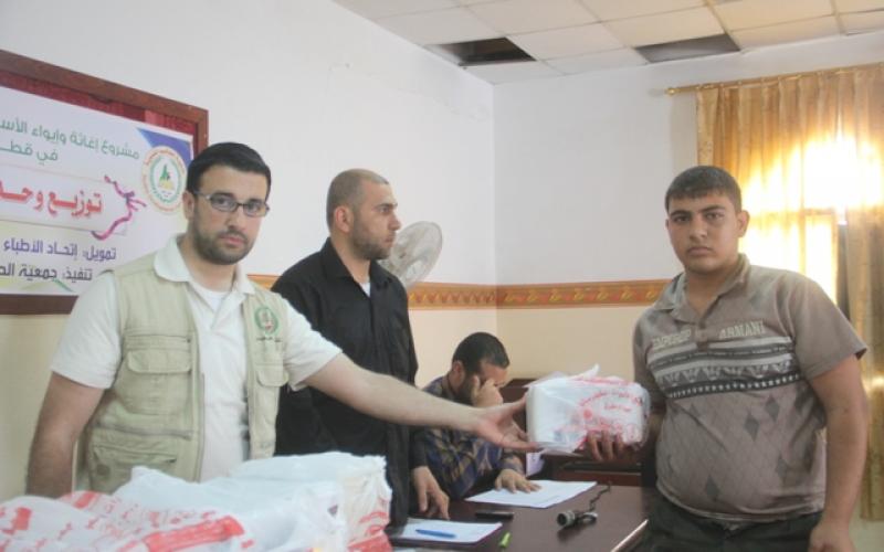 بالصور: توزيع وحدات إنارة لطلاب التوجيهي برفح