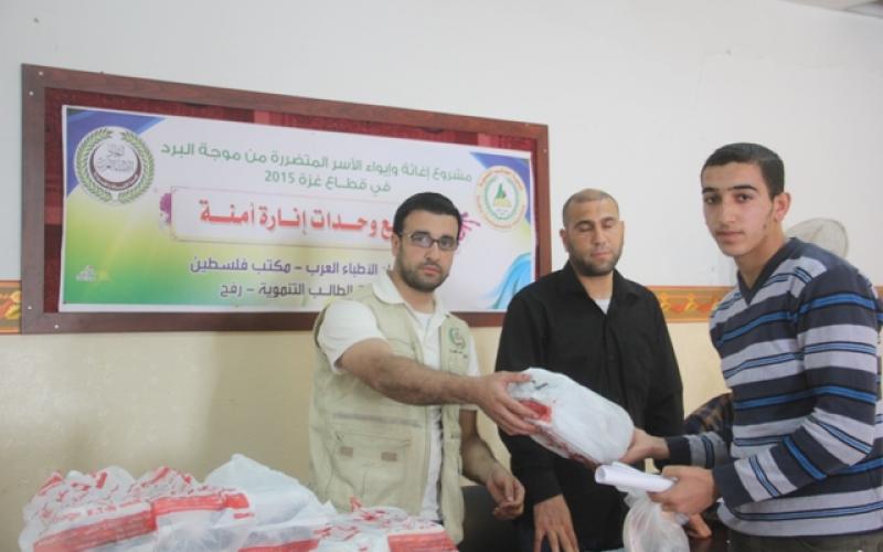 بالصور: توزيع وحدات إنارة لطلاب التوجيهي برفح