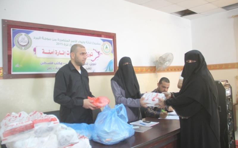 بالصور: توزيع وحدات إنارة لطلاب التوجيهي برفح