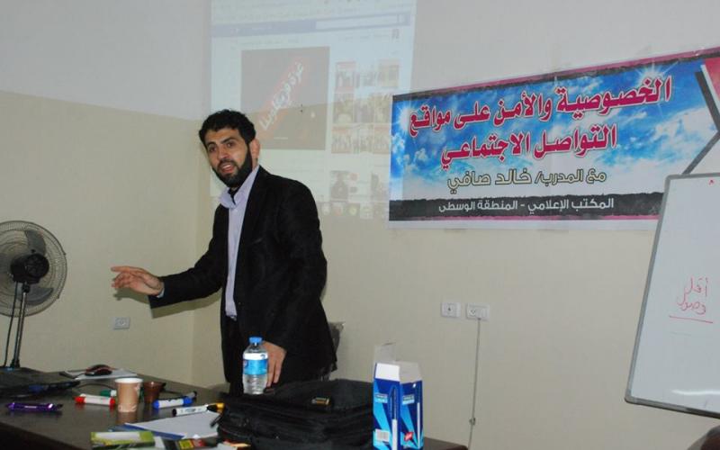 بالصور: دورة في الإعلام الجديد لقادة "حماس" بالوسطى
