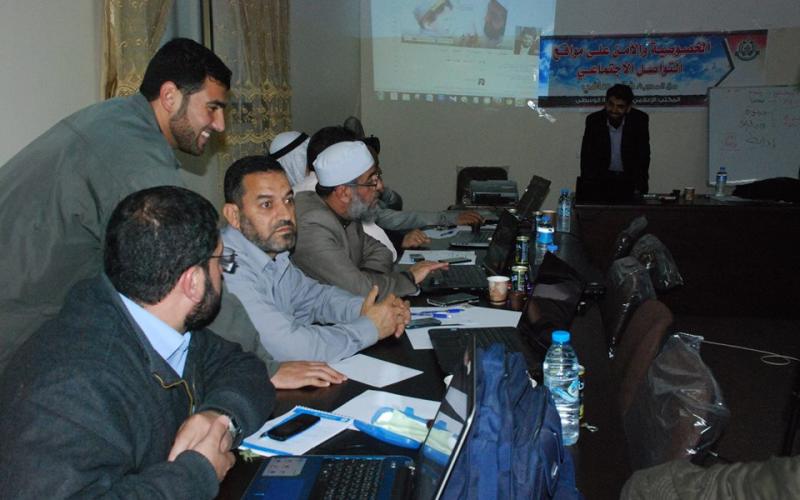 بالصور: دورة في الإعلام الجديد لقادة "حماس" بالوسطى